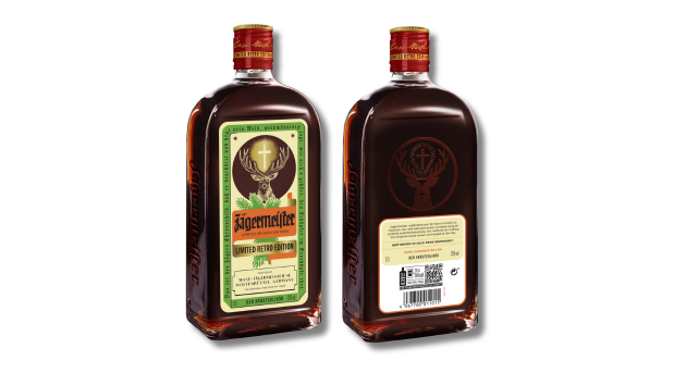 Jagermeister_compie_90_anni_e_rilancia_la_sua_iconica_bottiglia_originale